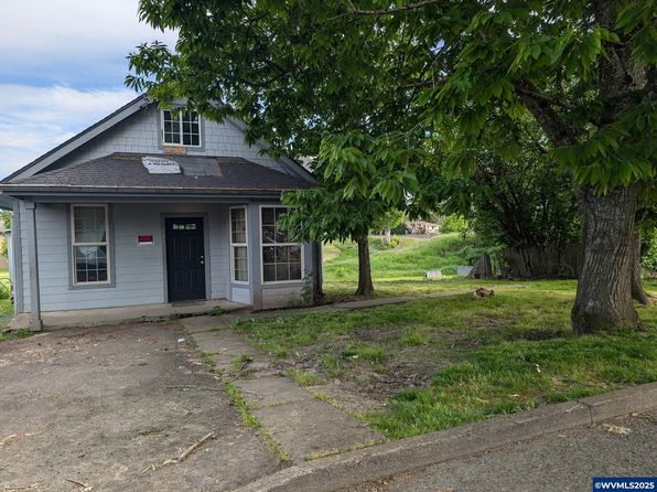 146 D St, Woodburn, OR 97071