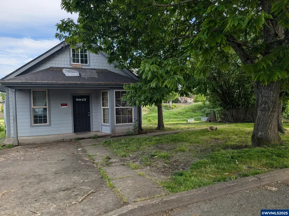 146 D St, Woodburn, OR 97071