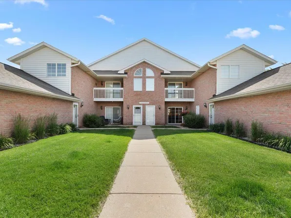 W241N2581 East Parkway Meadow CIRCLE #2, Pewaukee, WI 53072