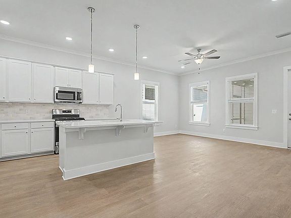 4th image of 3065 Four Oaks Blvd