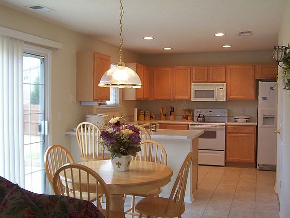 Big kitchen & breakfast nook