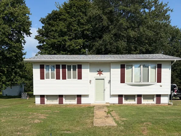 716 S Cockrum St, Sesser, IL 62884