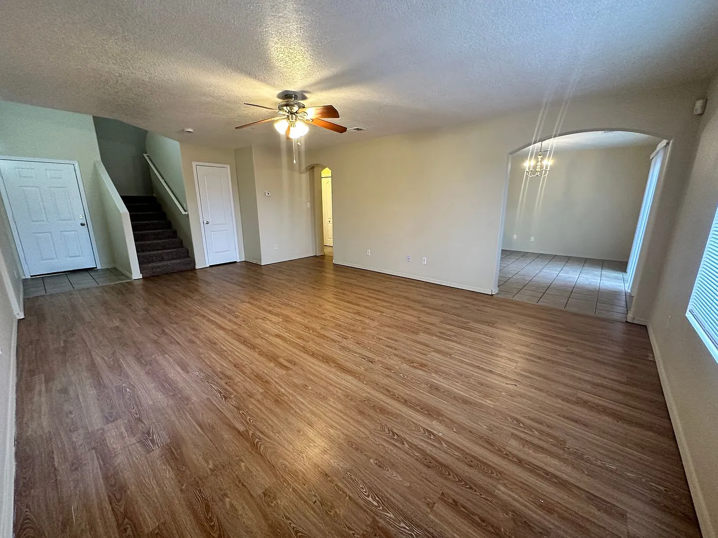 Spacious 4 bed 2.5 bath 3 car garage — Photo 3