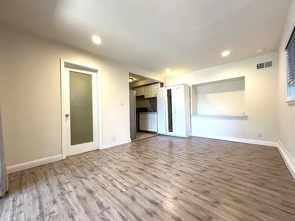 Studio, 450 sqft, $2,650 — Photo 4