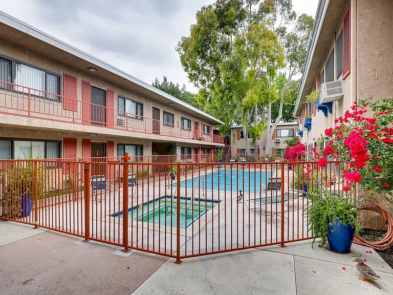 Executive House Apartments — Photo 19