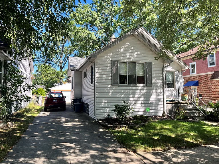 371 E Oakridge St — Photo 2