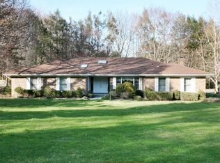 5 Dogwood Hl, Glen Head, NY 11545