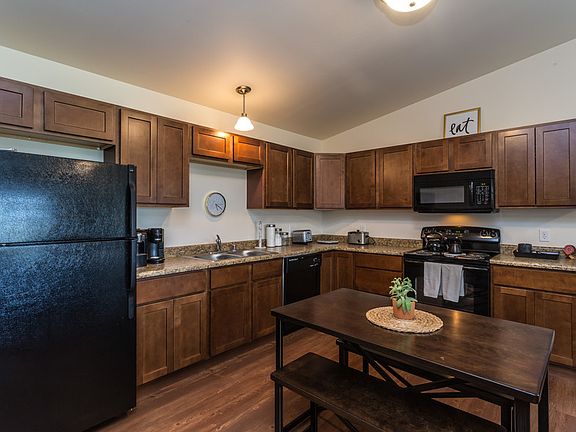 3rd image of 820 Bruins Ln #3