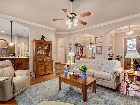 5th image of 382 Claybrook Dr