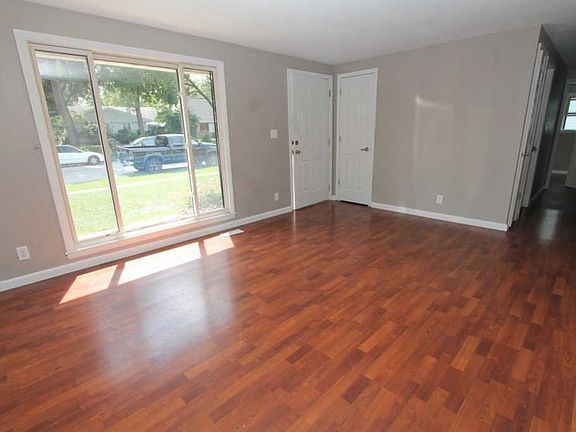 3rd image of 2012 Crowfoot Dr