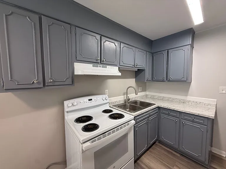 206 Cloverleaf Dr — Photo 1