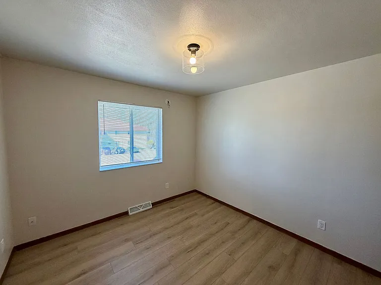 1813 N 11th Ave — Photo 25