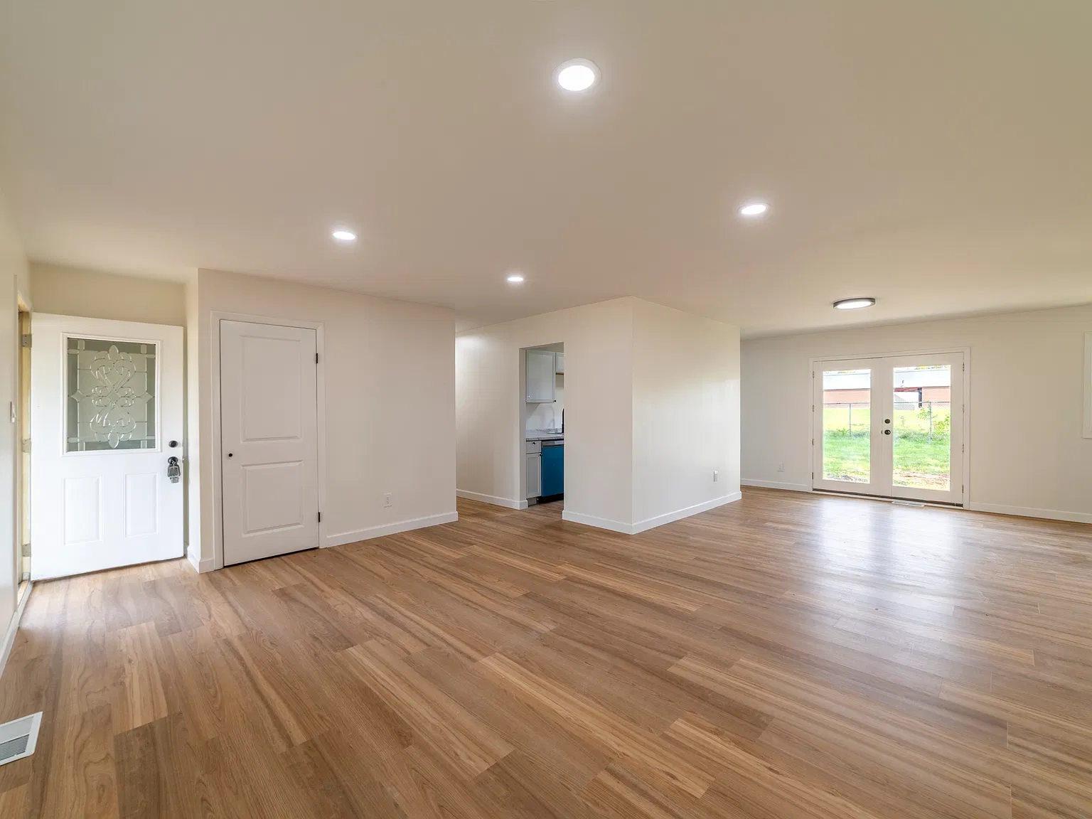 3 bed, 1240 sqft, $2,300 — Photo 4
