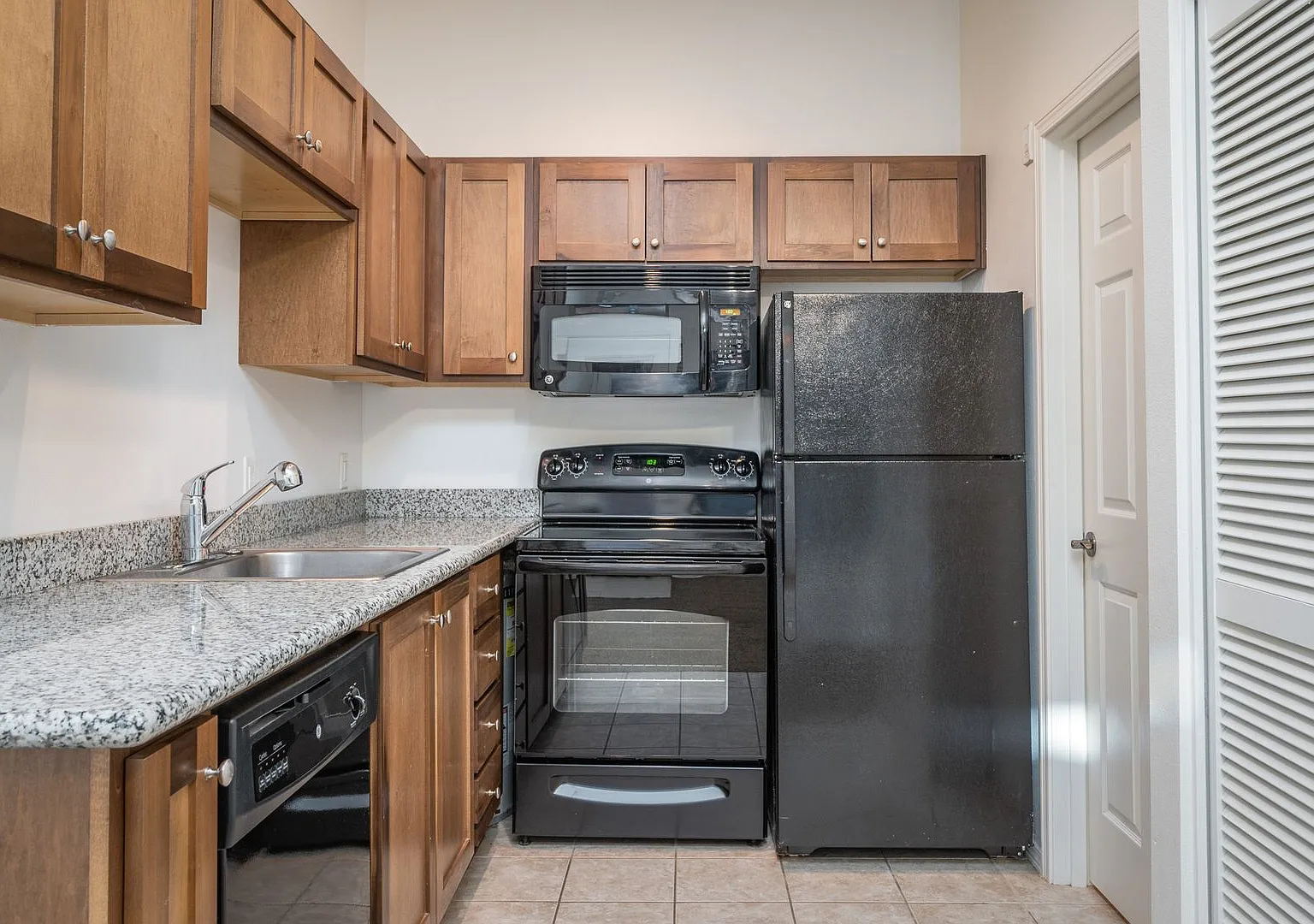 455 NE 24th Ave — Photo 1