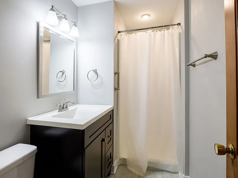 2401 Scarsborough Dr — Photo 43