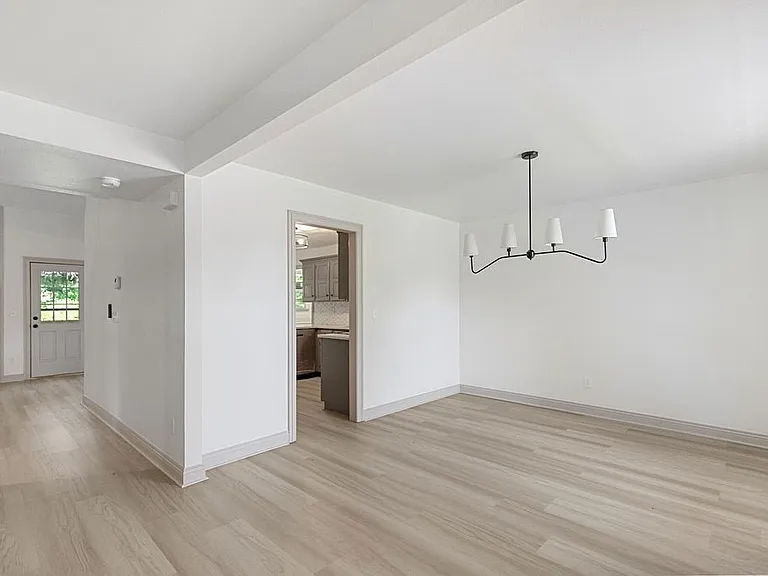 2201 E Bristol Pl — Photo 5