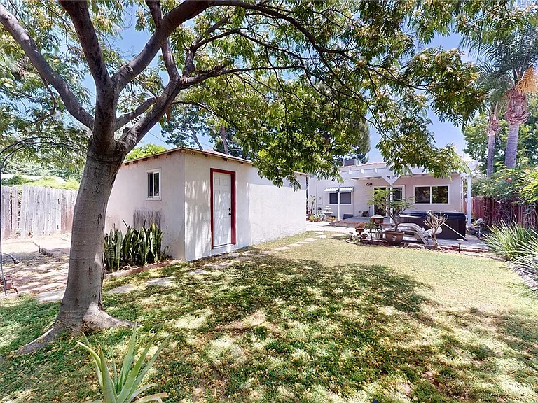 135 N Naomi St — Photo 40