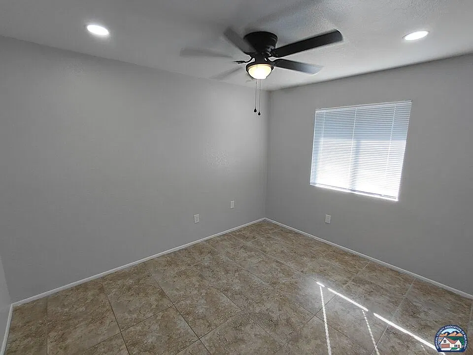 2 bed, 1.0 bath, 2704 sqft, $1,100 — Photo 4