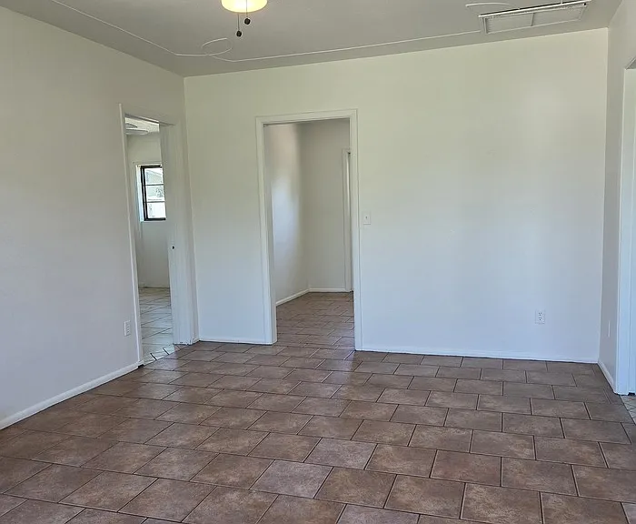 319 S Hobson — Photo 2