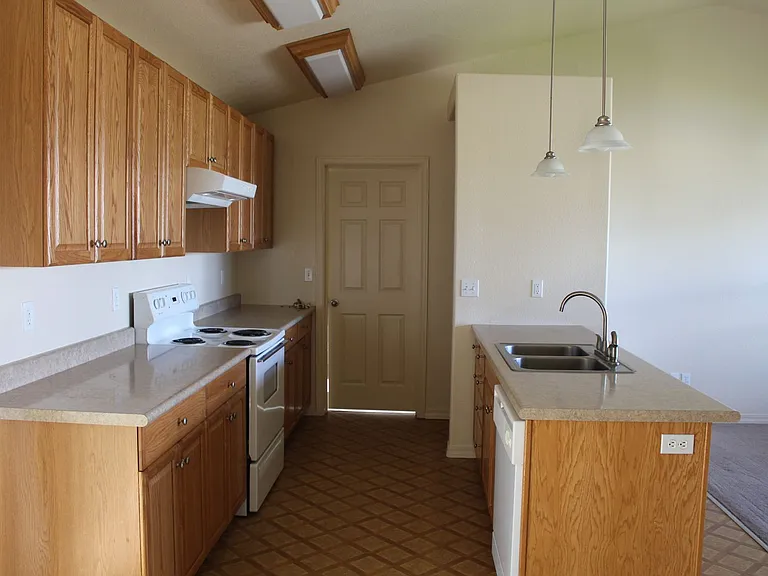 304 Willow St — Photo 10