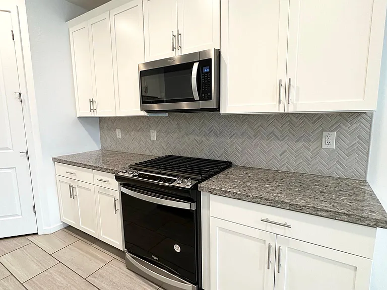 6816 W Valley View Dr — Photo 2