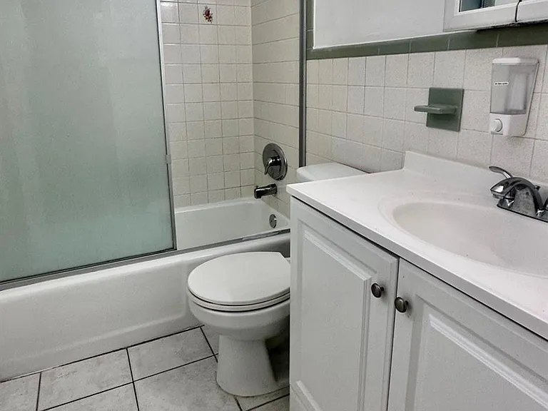 717 SE 16th St #5 — Photo 9