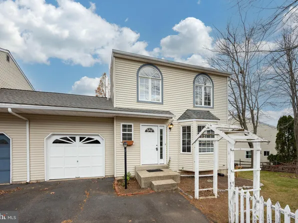 405 Navajo Dr, Royersford, PA 19468