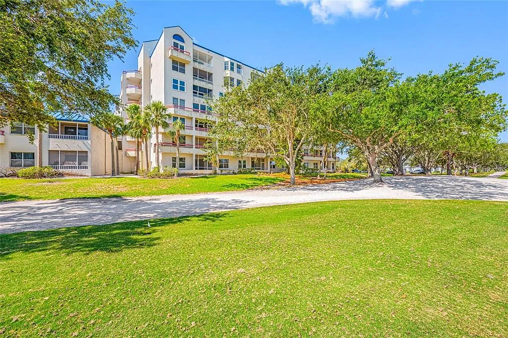 2 bed, 2.0 bath, 1075 sqft, $1,700 — Photo 2