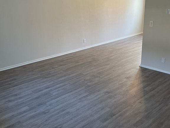 5th image of 6719 Woodman Ave #8