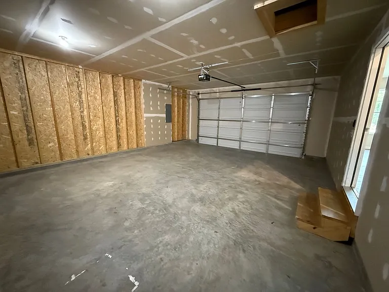 842 Lakeway Dr — Photo 3