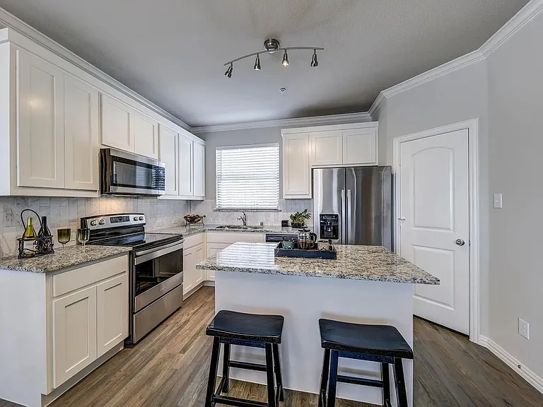 301 E Lamar St — Photo 5