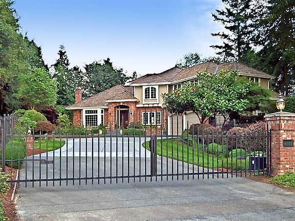 Electronic Gated Entry up Private Drive on Cul-d-Sac