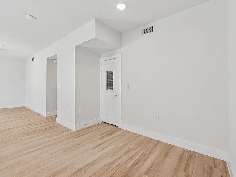 Ensign Apartments — Photo 22