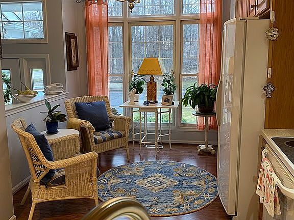 Kitchen w/ breakfast nook