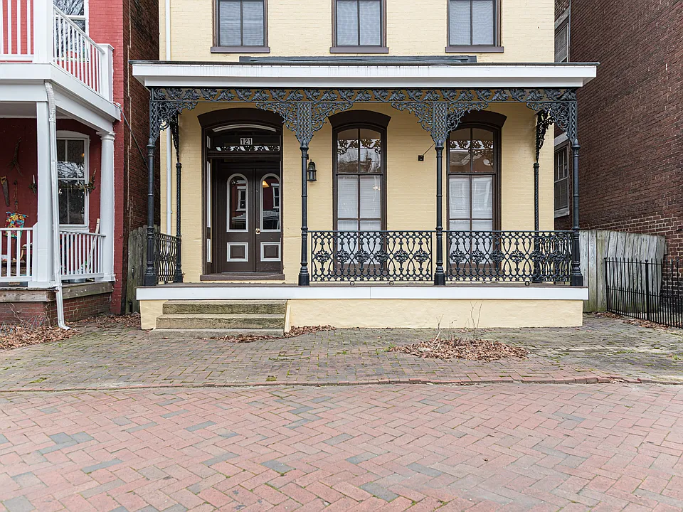 121 W Clay St