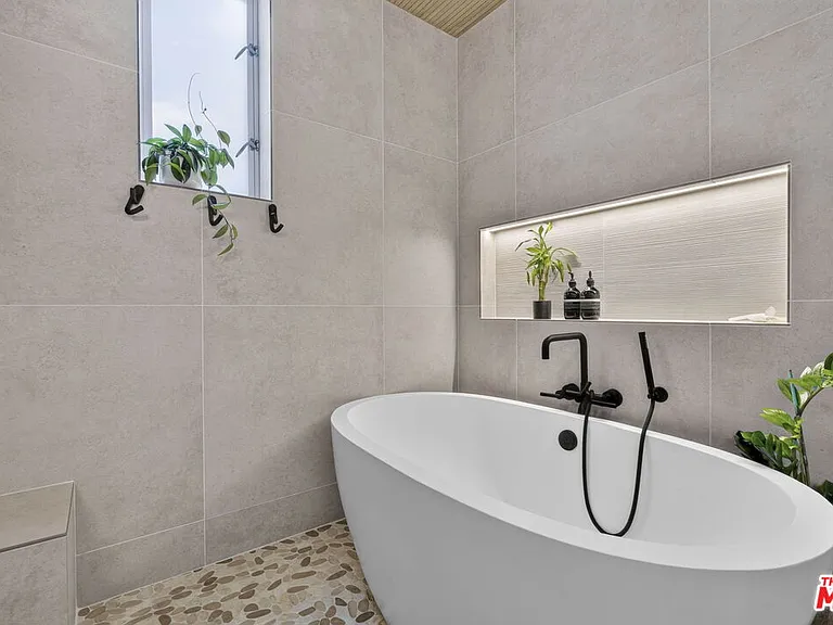 2120 Narcissus Ct — Photo 10
