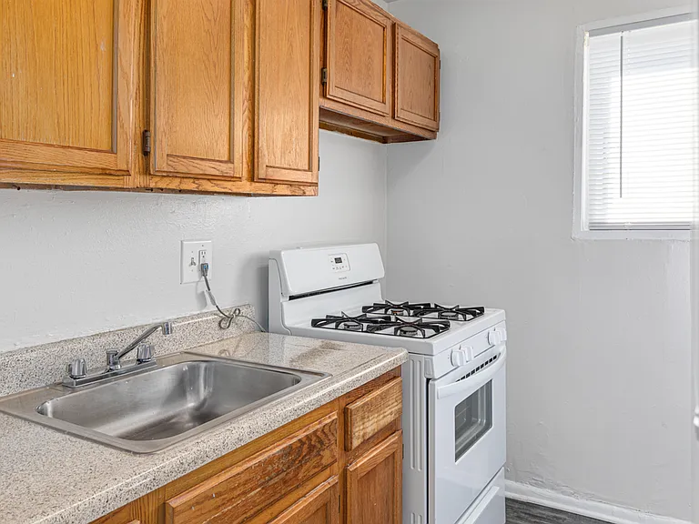 Regency Court Apartments — Photo 27
