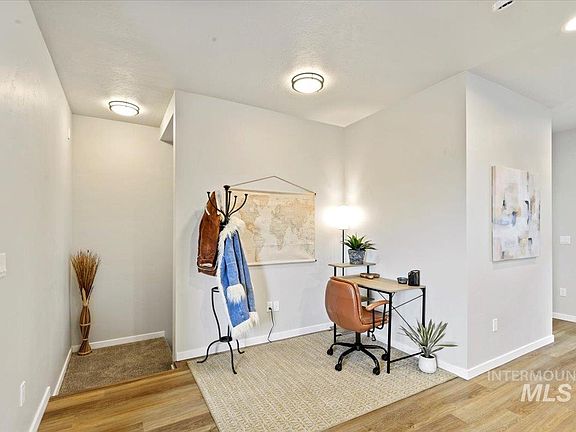 5th image of 511 N Lucy Ln