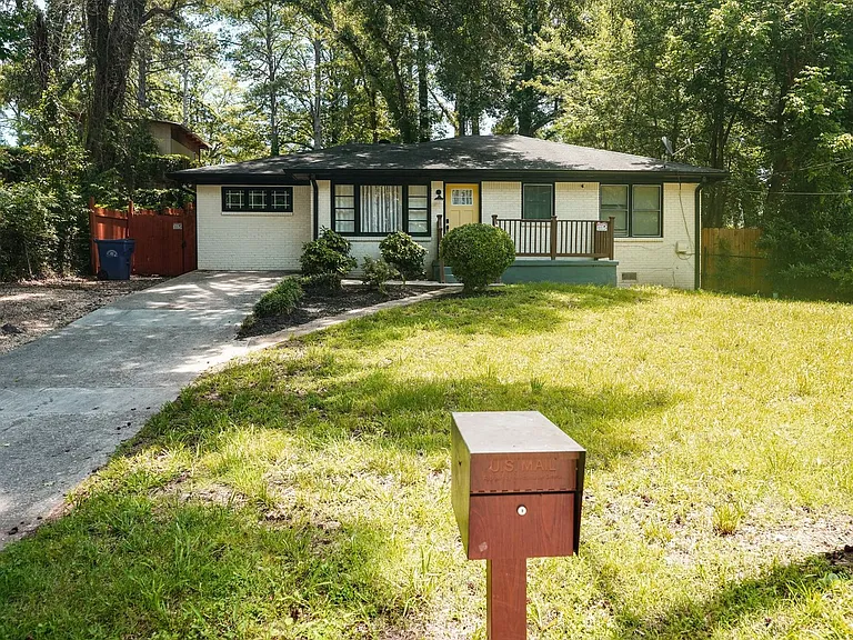 1090 Indale Pl SW — Photo 2