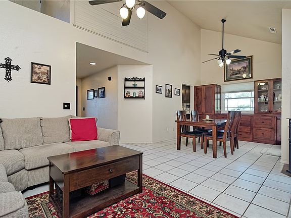 4th image of 15665 Hickory Ln