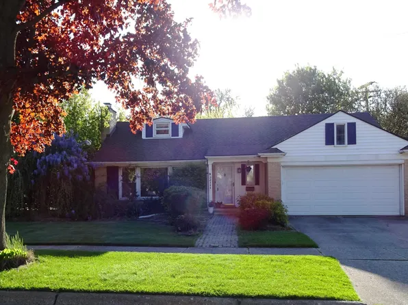 32111 Crestwood Ln, Fraser, MI 48026