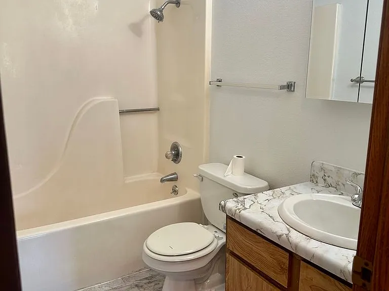 2 Bedroom 1 Bathroom Apartments — Photo 10