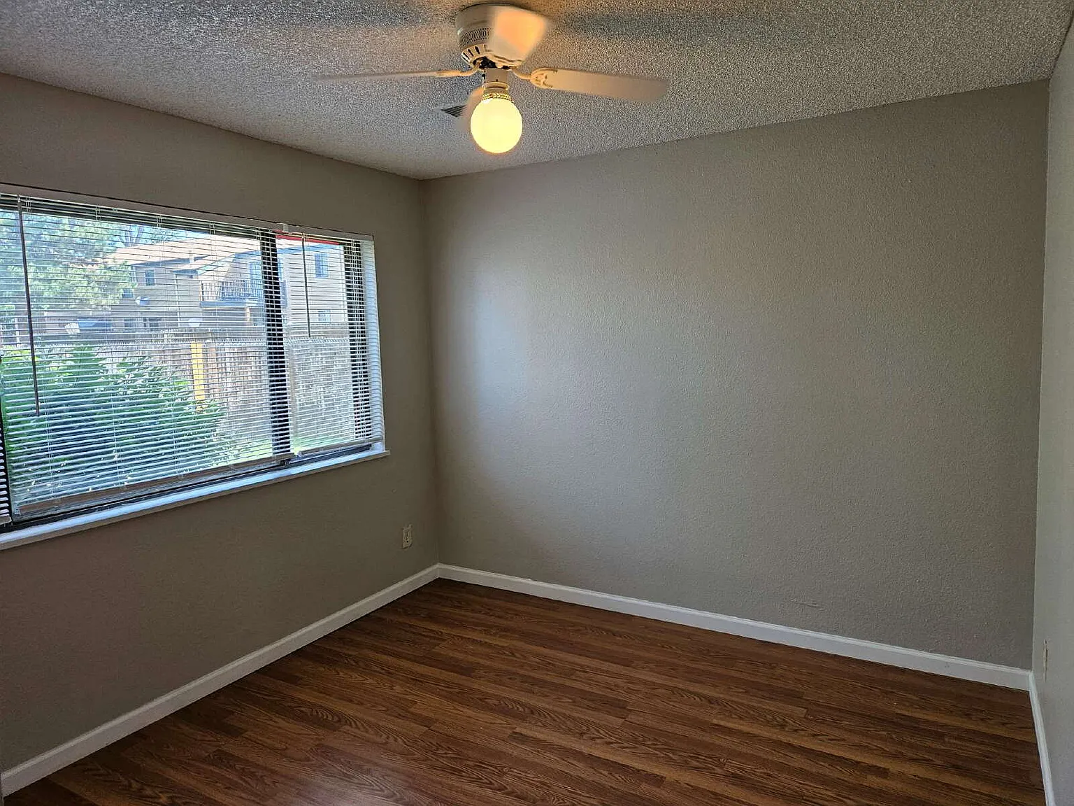 3 bed, 1.5 bath, 1269 sqft, $1,950 — Photo 4