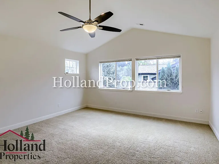 319 NW Wildwood St — Photo 15
