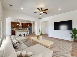 111 Las Palomas Dr, La Vernia, TX 78121