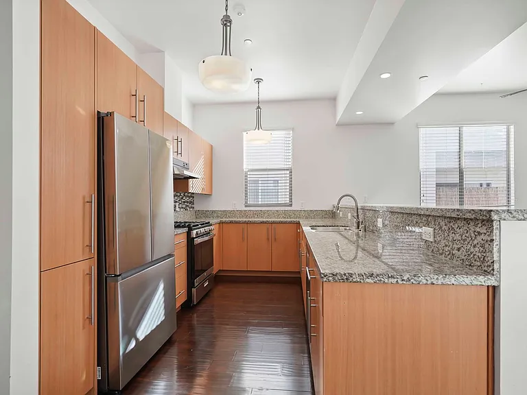 6462 Woodley Ave — Photo 32