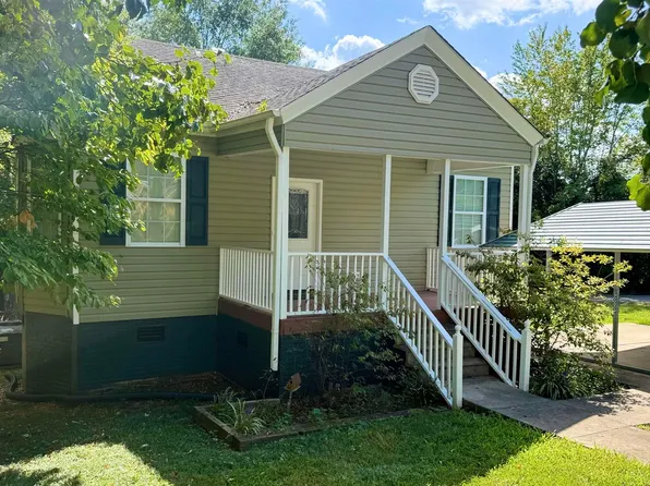 11 Center St, Taylors, SC 29687