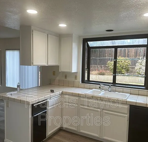 954 Cornwell Ct — Photo 10