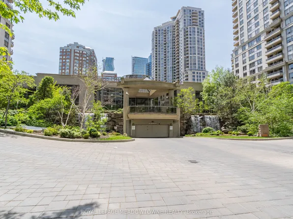 3888 Duke Of York Blvd #1030, Mississauga, ON L5B 4P5