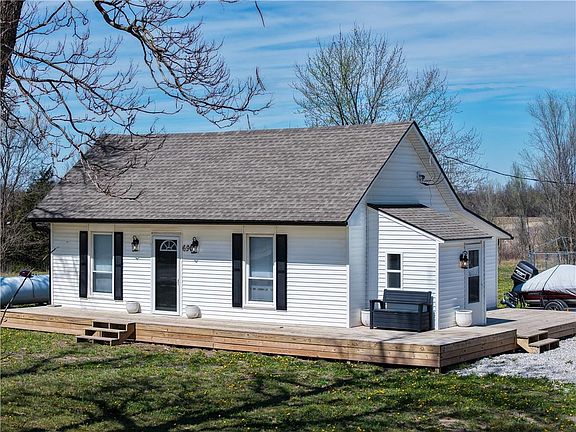 2nd image of 690 NE County Road 15504 Rd